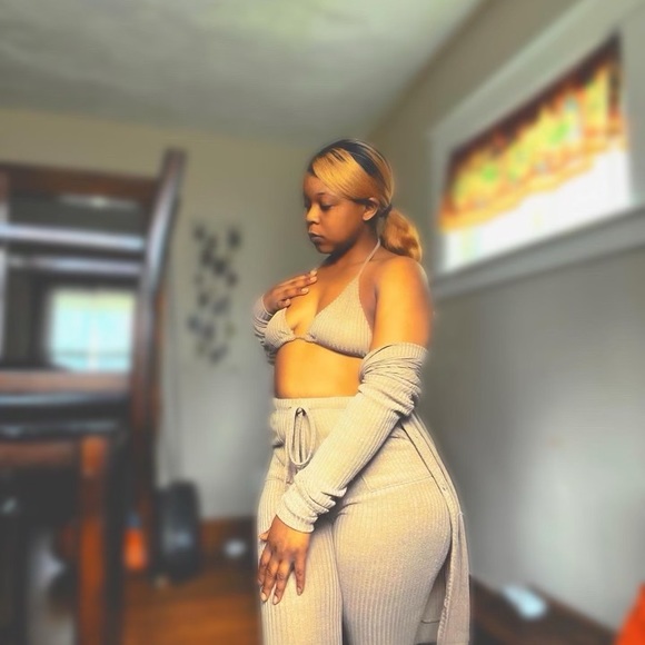 Hello I’m selling these items listed if you are interested let me know - Picture 5 of 5